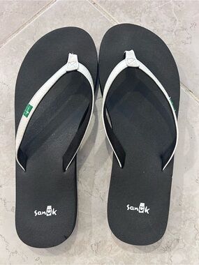 Sanuk Black Flip Flops with White Straps women’s size 6